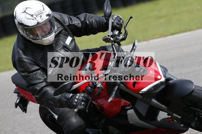 /Archiv-2024/29 12.06.2024 MOTO.CH Track Day ADR/Gruppe blau/Team